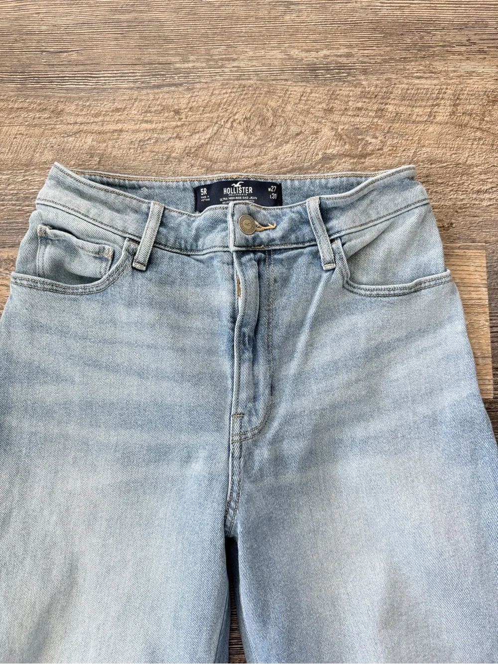 Hollister Ultra High Rise Dad Jeans Light Wash Distressed 27 5R